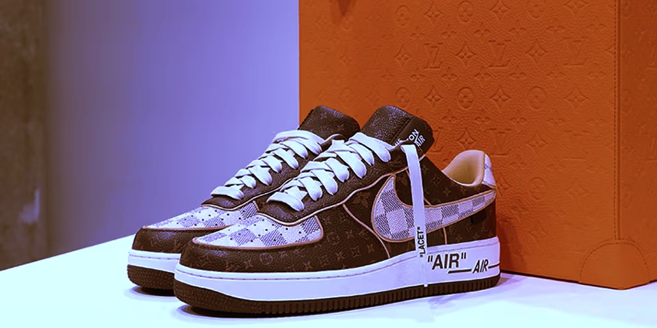 10. Louis Vuitton x Nike Air Force One, $352.800 (1)